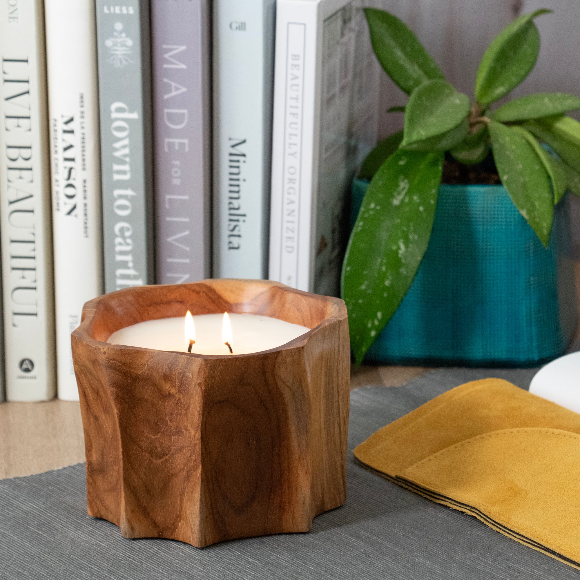 Petite Teak Organic Bowl Candle, lite. Shot in a roomsetting.